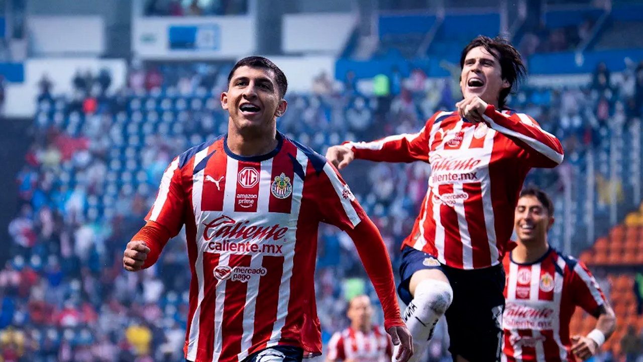 Chivas vence a Puebla con dos golazos y entra al Play-In