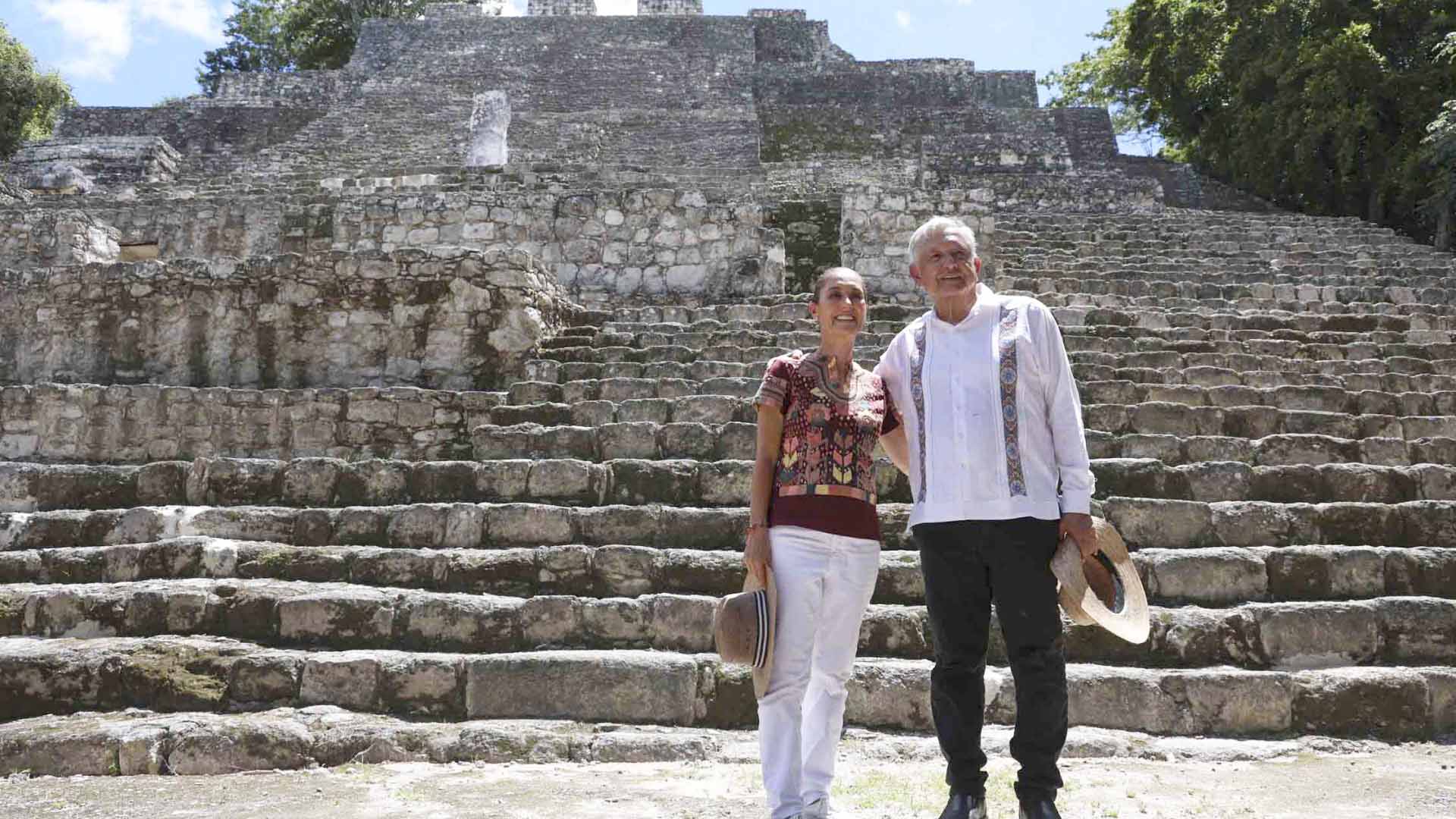 "Derecha busca dividir la 4T": Sheinbaum defiende proyecto de seguridad de AMLO