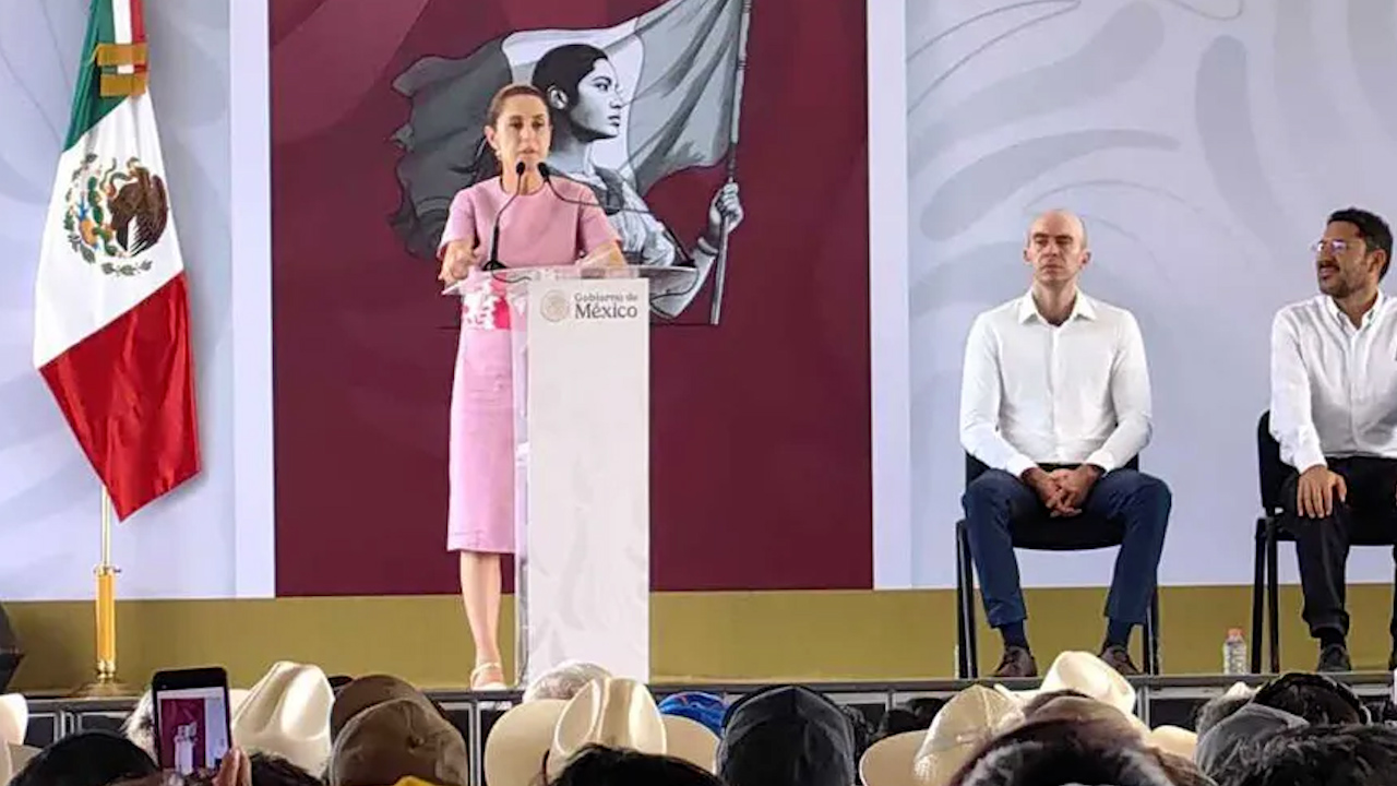 En su gira por Colima, Sheinbaum pide no olvidar 'La oscura noche neoliberal'