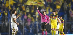 Luis Pérez, auxiliar técnico de Efraín Juárez, se disculpó con la afición de Pumas por la goleada ante América, pero también habló del arbitraje de César Ramos