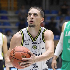 Scott Bamforth de Fuerza Regia, el quinto mejor jugador en la acumulación de puntos en la LNBP 2025.
