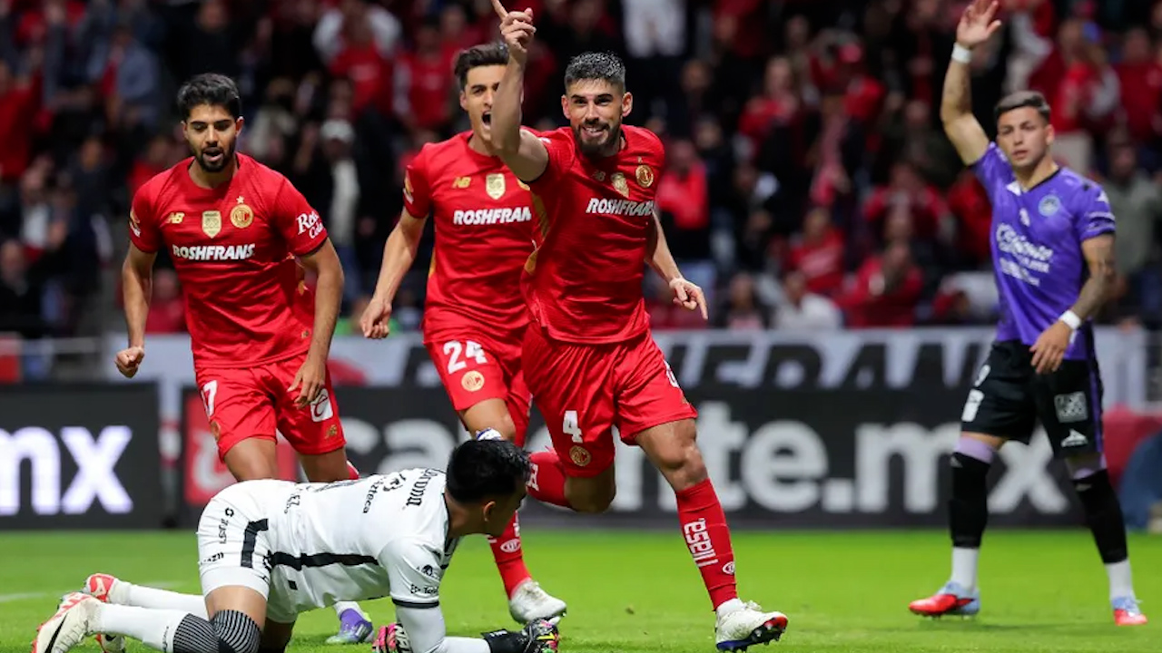 Toluca toma el liderato del Apertura 2025 tras golear a Mazatlán