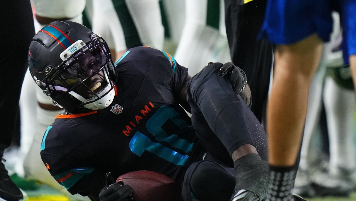 Tyreek Hill sufre una terrible lesión y sale en camilla en juego de Dolphins ante Jets (Reuters)