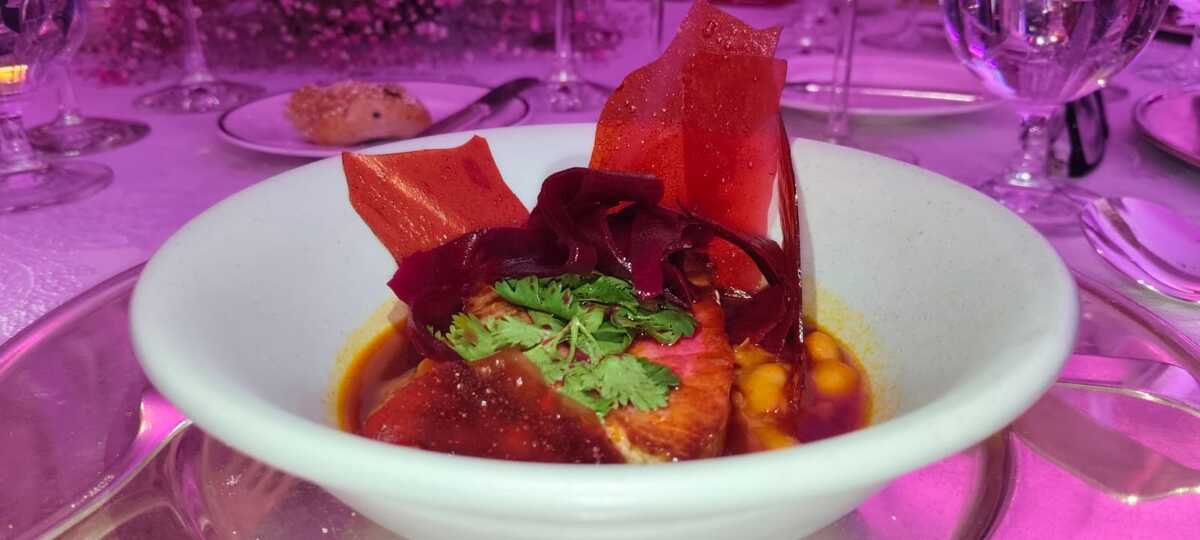 Atún curado, betabel y dashi de hongos con algas / Adriana Jiménez