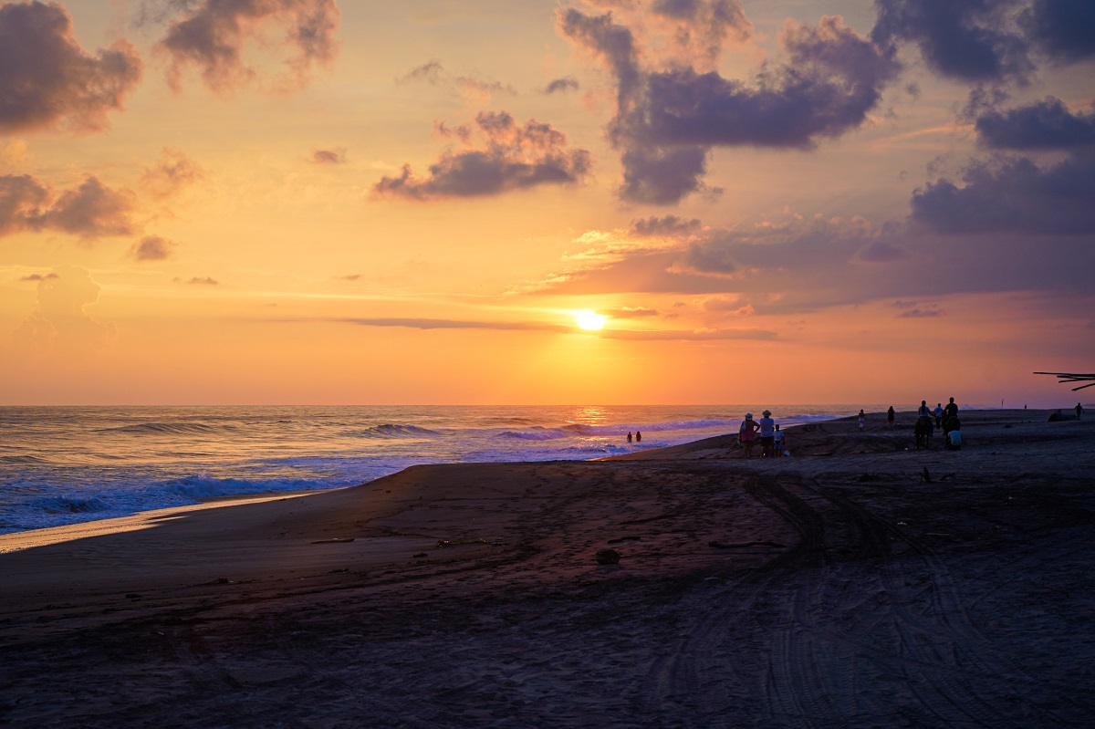 En las  costa oaxaqueña de playas de arena dorada es posible disfrutar de atardeceres de ensueño. (Leslie Cruz)