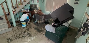Don Rubén quedó atrapado en su propia vivienda bajo aguas negras en Nezahualcóyotl. | Foto: Juan Camacho