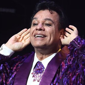 Un hombre idéntico a Juan Gabriel fue captado en París y el video se volvió viral en redes sociales, causando furor y debate entre los fans del cantante
