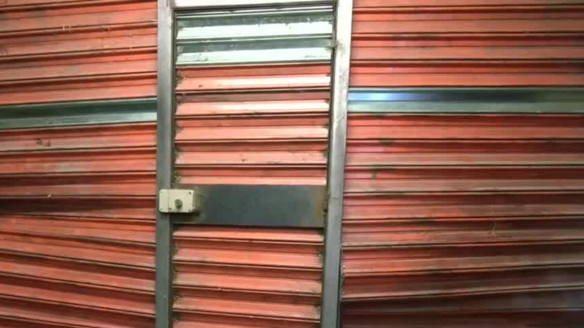 En Iztapalapa, comerciantes de muebles pierden su patrimonio por las lluvias