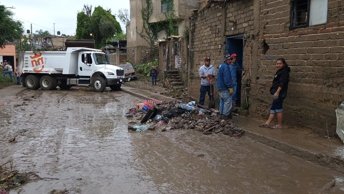 Otra jornada de limpieza en La Martinica tras fuerte lluvia en Zapopan (Roberto Hurtado)