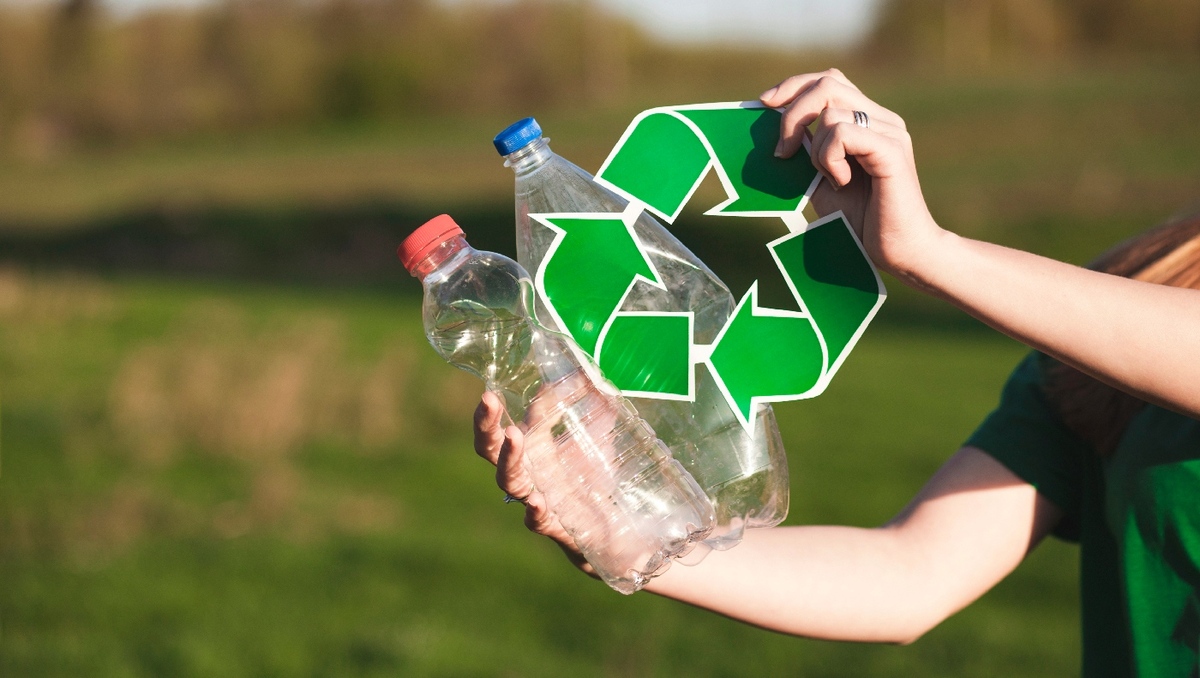 Los envases deben separarse de acuerdo al número que con el cual están marcados. | Freepik