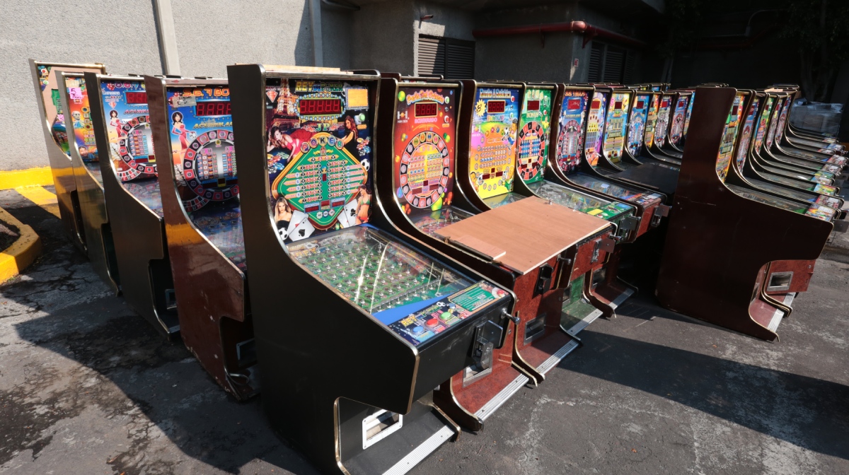 Maquinas tragamonedas decomisadas a células delictivas por presunto financiamiento. | Especial