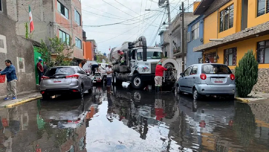 A marchas forzadas, inicia desazolve en Nezahualcóyotl tras inundaciones