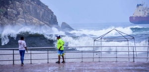 Se prevé que, durante el día, la tormenta tropical se desplace paralela a las costas del Pacífico.