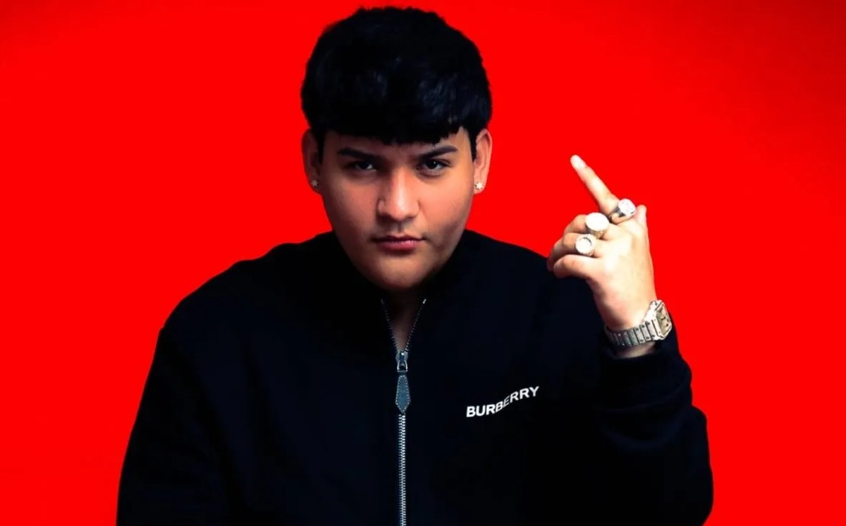 l verdadero poder de Víctor Mendivil está en cómo su música refleja la vida y aspiraciones de los jóvenes.