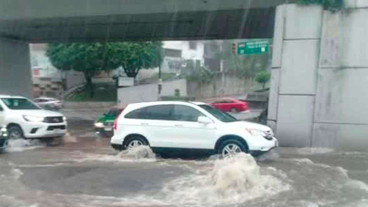 En Xalapa, lluvias torrenciales provocan inundaciones, vehículos varados y viviendas afectadas