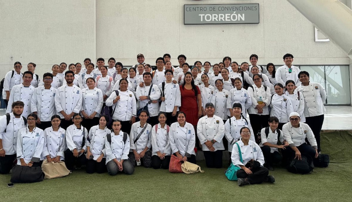 Alumnos voluntarios de la UAdeC para romper los Récord Guinness. (cortesía)