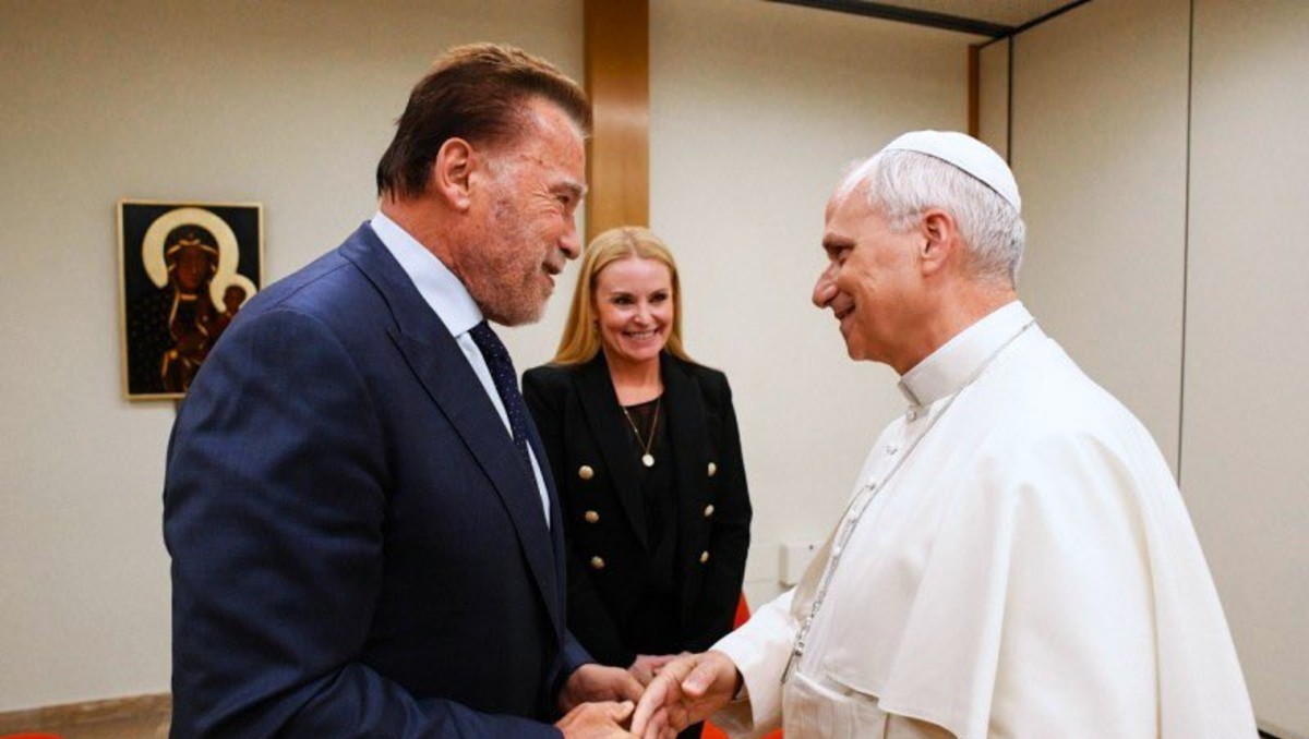 Arnold Schwarzenegger llama héroe ambientalista al papa León XIV