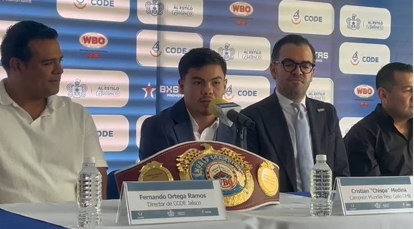 Christian ‘Chispa’ Medina fue reconocido en casa. (Especial)
