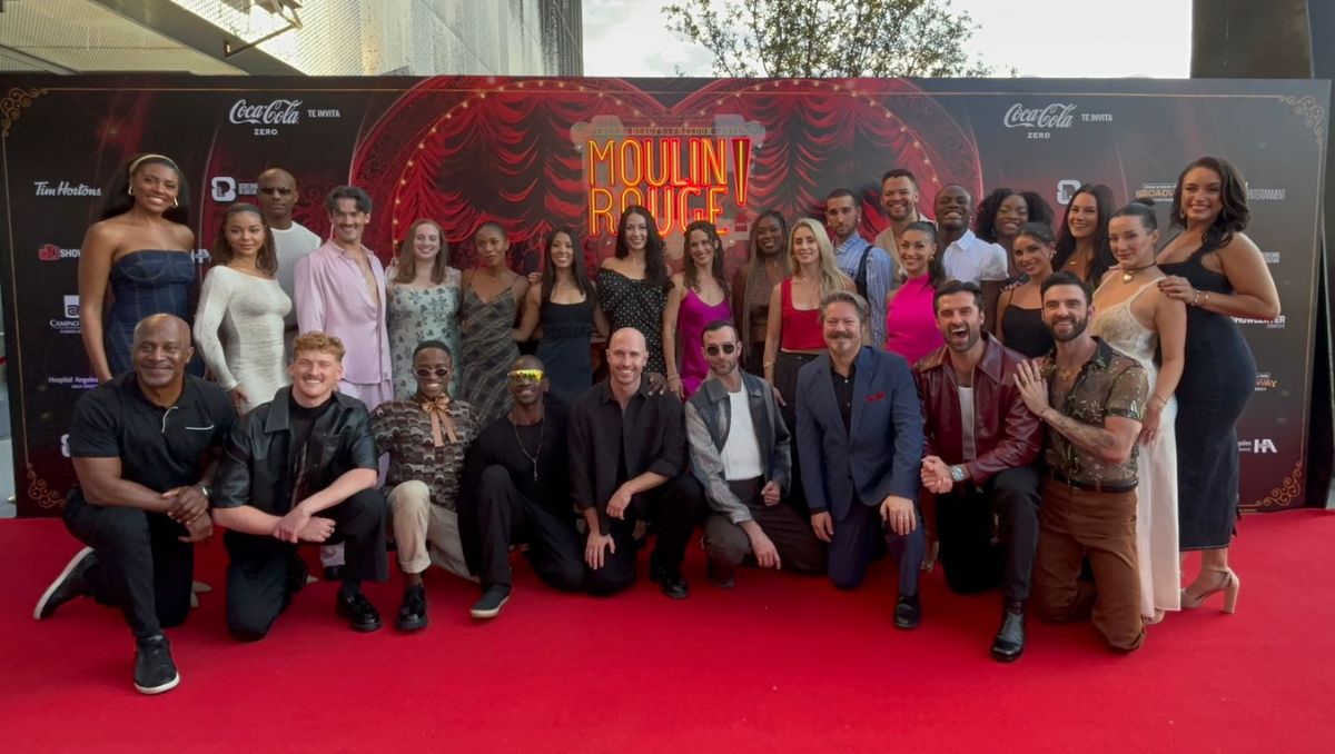 Elenco de “Moulin Rouge! The Musical” deslumbra en alfombra roja en el Showcenter Complex. | Tadeo Gómez