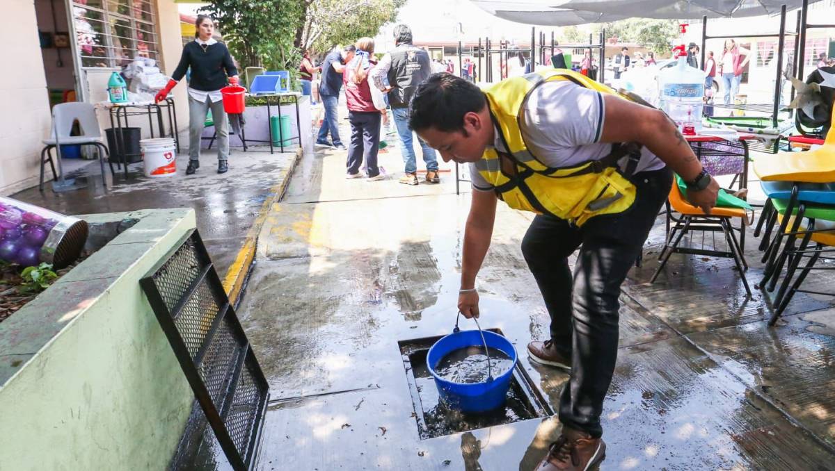 Gobiernos estatal y federal atendieron inundaciones en Nezahualcóyotl, donde decenas de familias resultaron afectadas. Especial