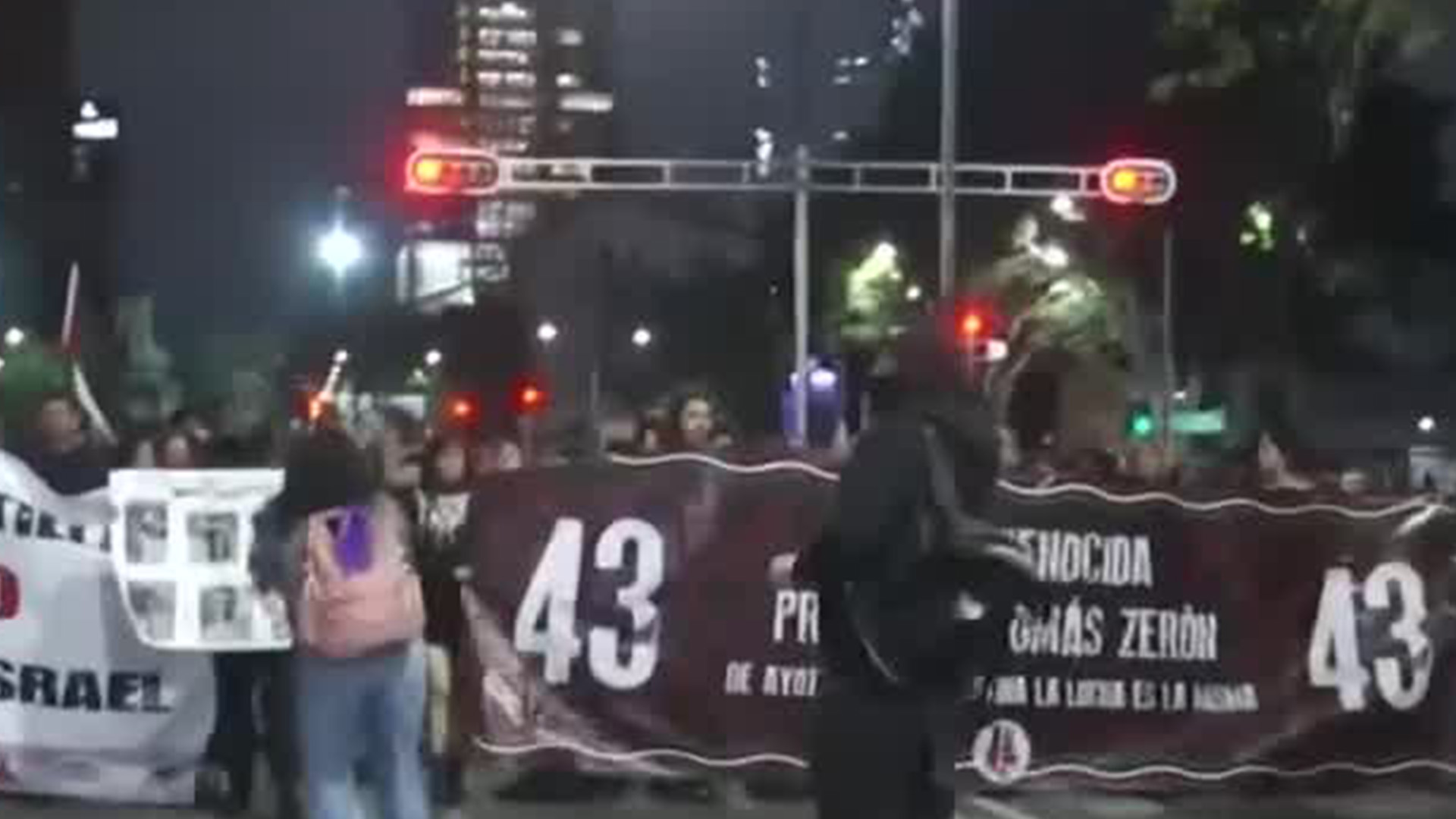 Integrantes de grupos propalestinos realizan bloqueo vial en Avenida Reforma