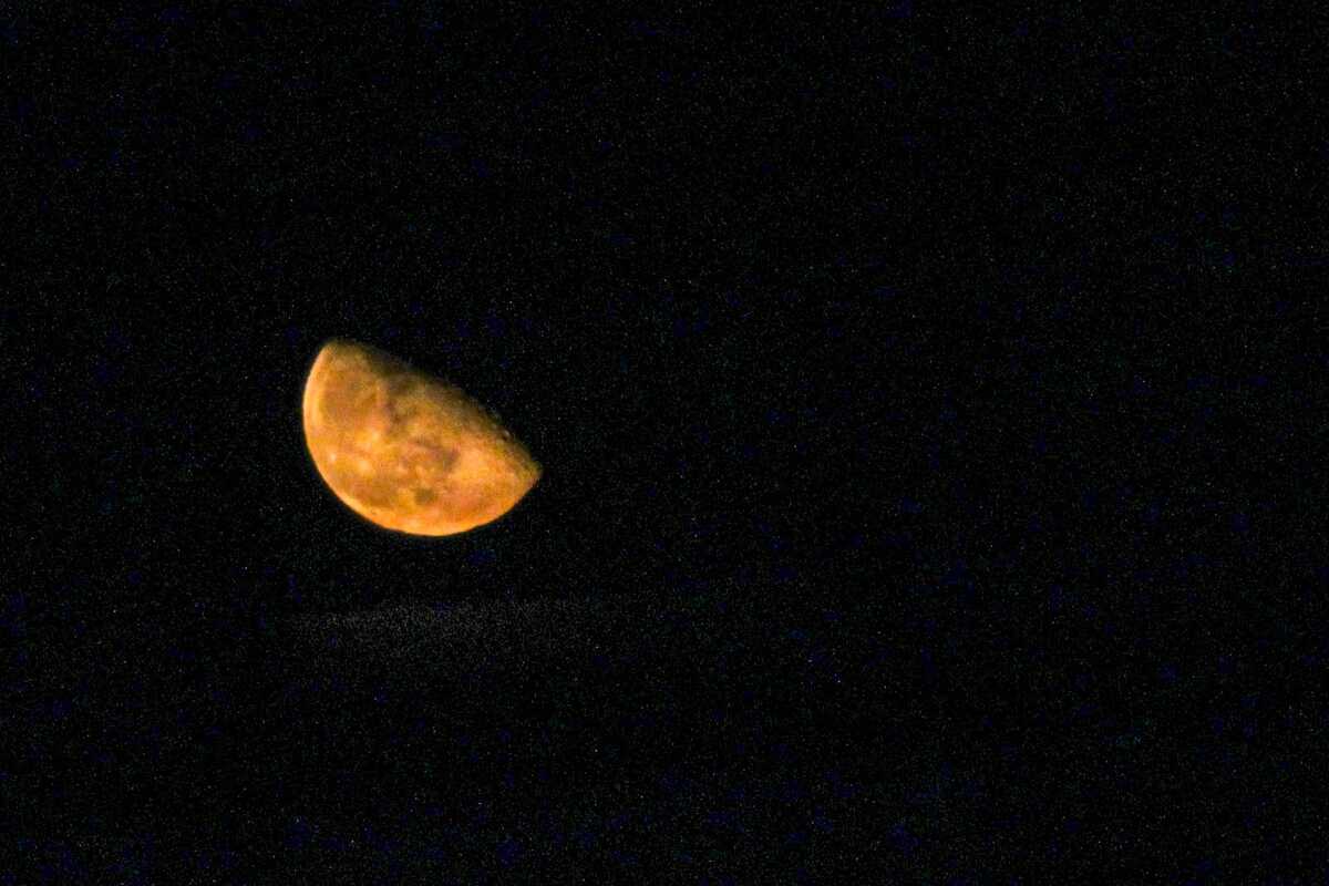 Lunas de octubre; belleza, simbolismo y nostalgia bajo cielos despejados.| Rolando Riestra