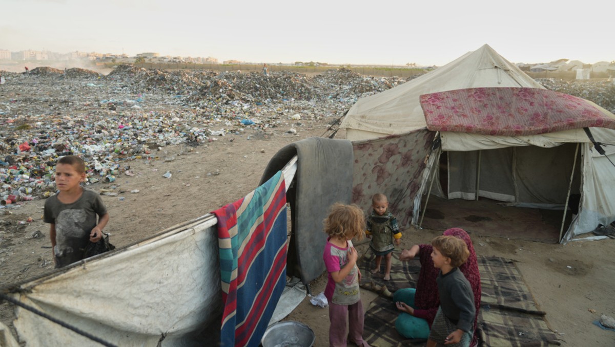 Más de 400 mil palestinos han abandonado ya la Franja de Gaza.