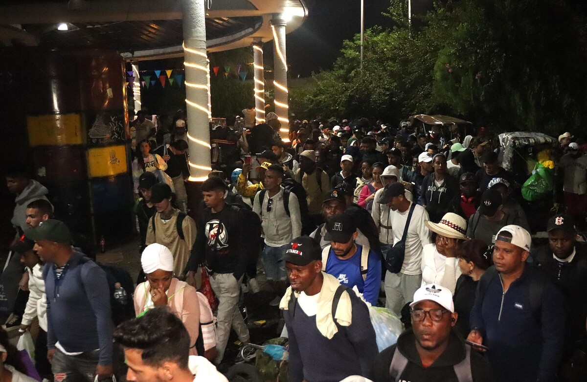 Los migrantes buscan documentos de residencia para obtener trabajo formal. | EFE