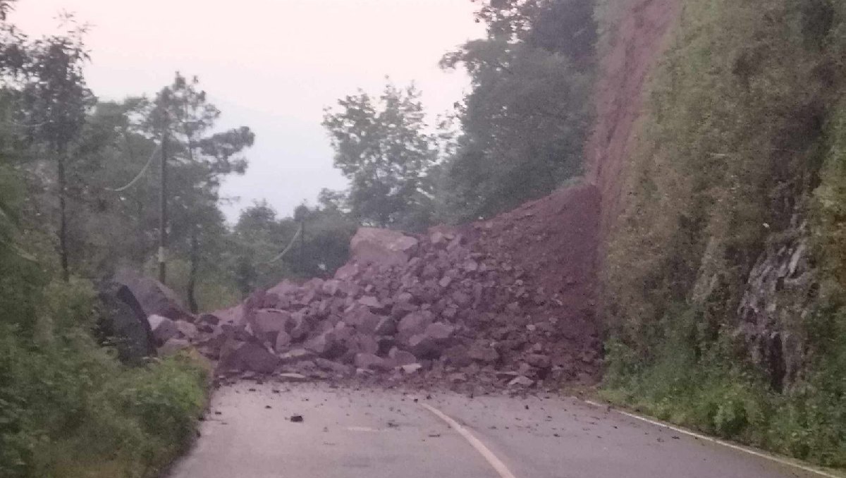 Protección Civil mantiene cerrada la carretera Nanchititla-Luvianos por el derrumbe. Foto: (Especial)