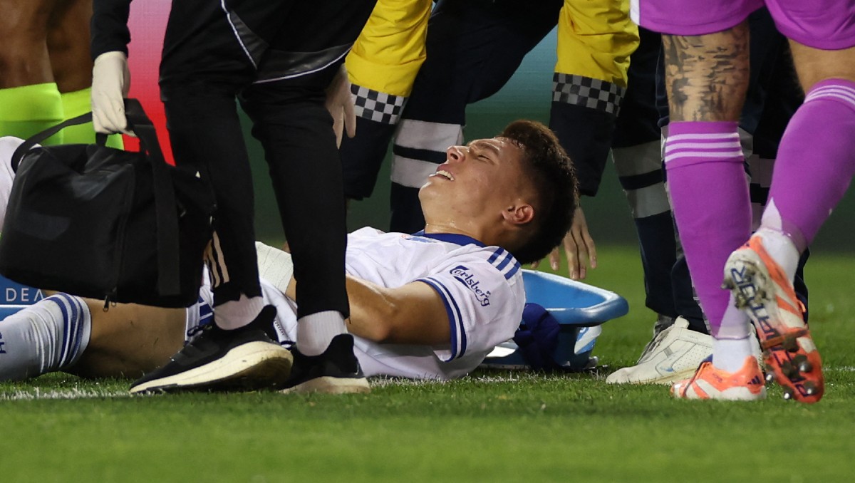 Rodrigo Huescas sale lesionado de la rodilla y en camilla durante el Qarabag vs Copenhague (AFP)