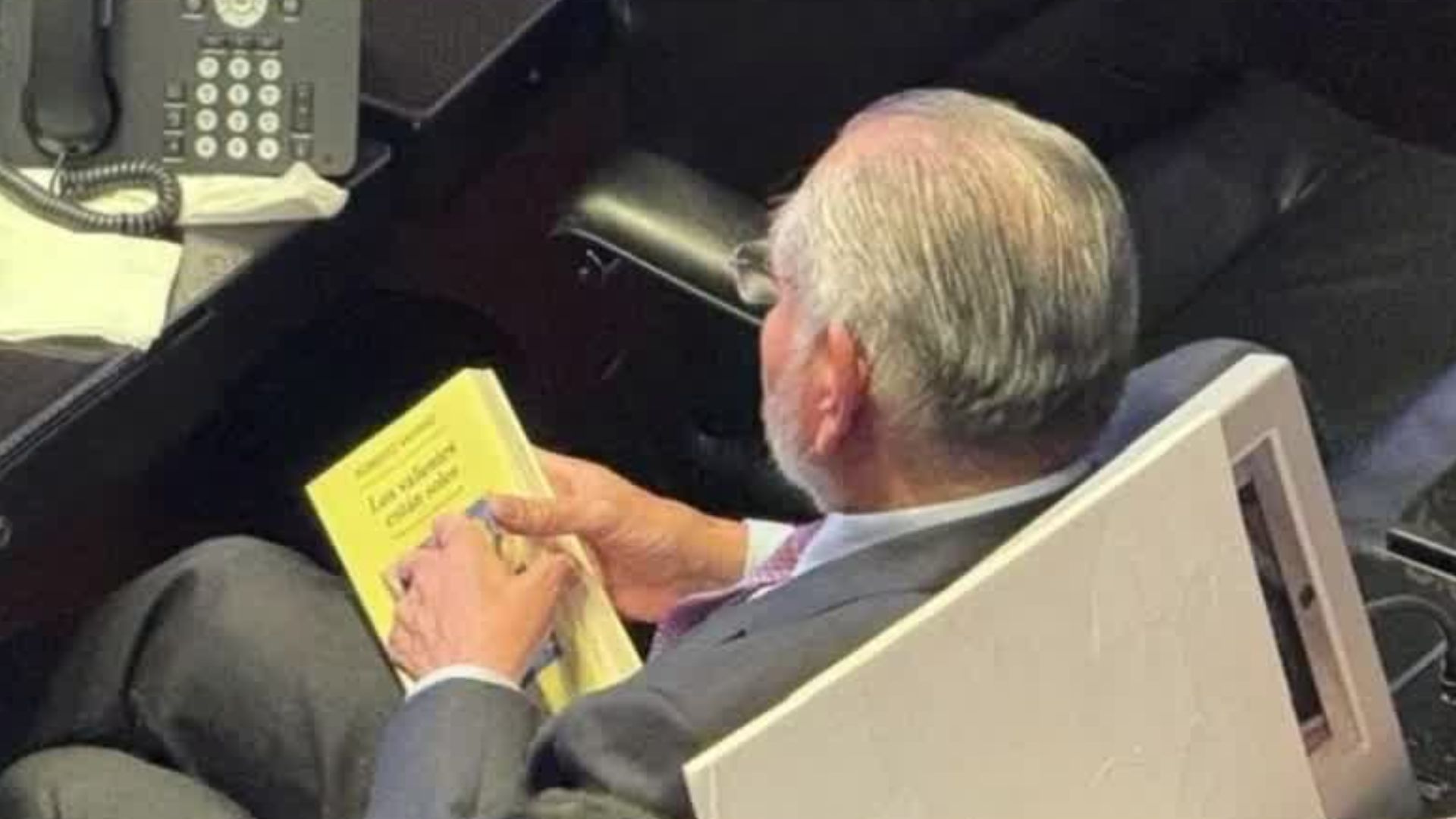 En el Senado, es captado Adán Augusto López leyendo "Los valientes están solos"