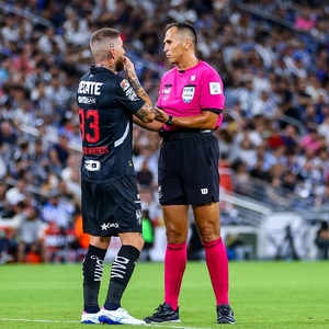 Sergio Ramos, defensa de Rayados, anotó dos goles en cintra de Santos, pero ambos fueron anulados por faltas previas
