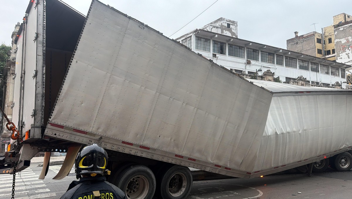 Trailer queda atrapado en carril del MB sobre avenida Balderas hoy 1 de octubre. | Foto: Especial