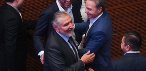 Adán Augusto y Manuel Velasco se saludaron durante la Sesión Ordinaria en el Senado de la República.