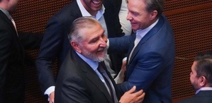 Adán Augusto y Manuel Velasco se saludaron durante la Sesión Ordinaria en el Senado de la República.
