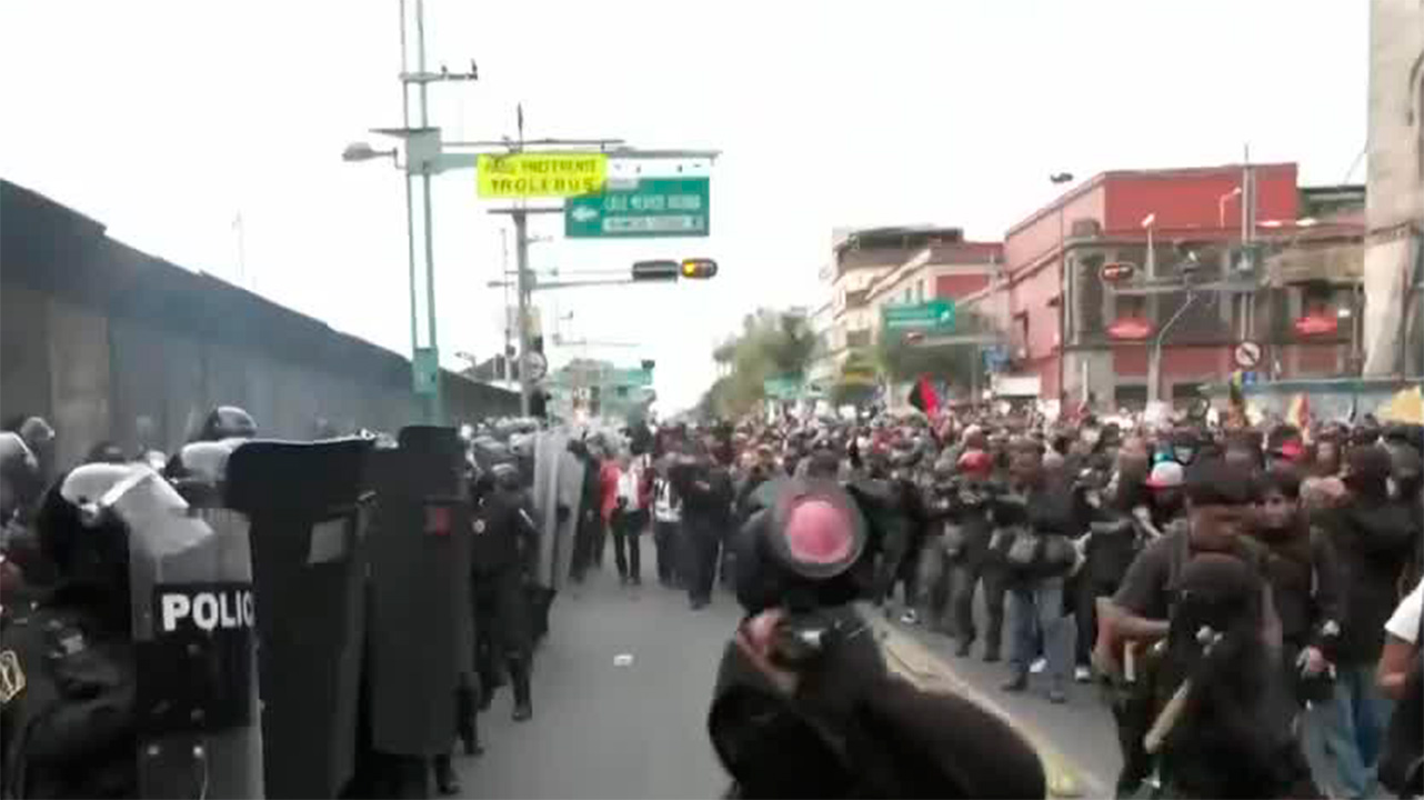 Agreden a policías durante la Marcha por el 2 de Octubre