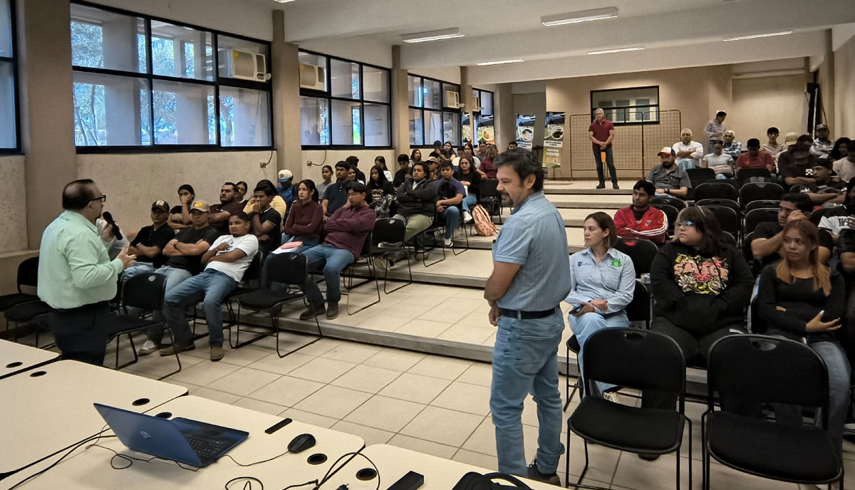 Alumnos de de Ingeniería de Agronomía, Industrias Alimentarias y en Logística estuvieron presentes en la charla. (cortesía)
