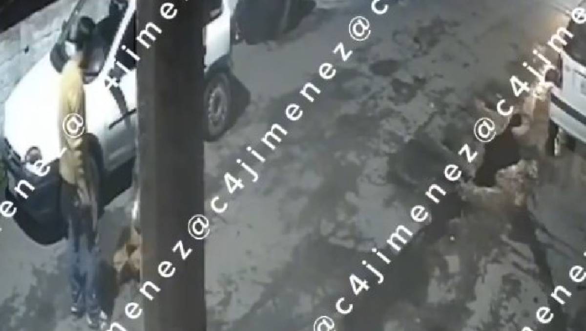 El ataque que sufrió la mujer ocurrió en calles de la alcaldía Cuajimalpa; el agresor (de amarillo) ya es buscado por la SSC | Tomada de video