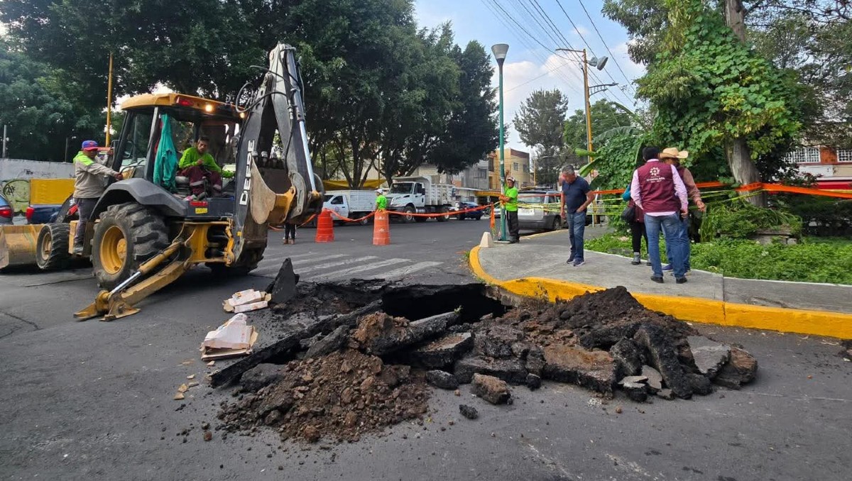 Las autoridades de la alcaldía fueron alertadas por la aparición del socavón y acudieron a repararlo. | Especial