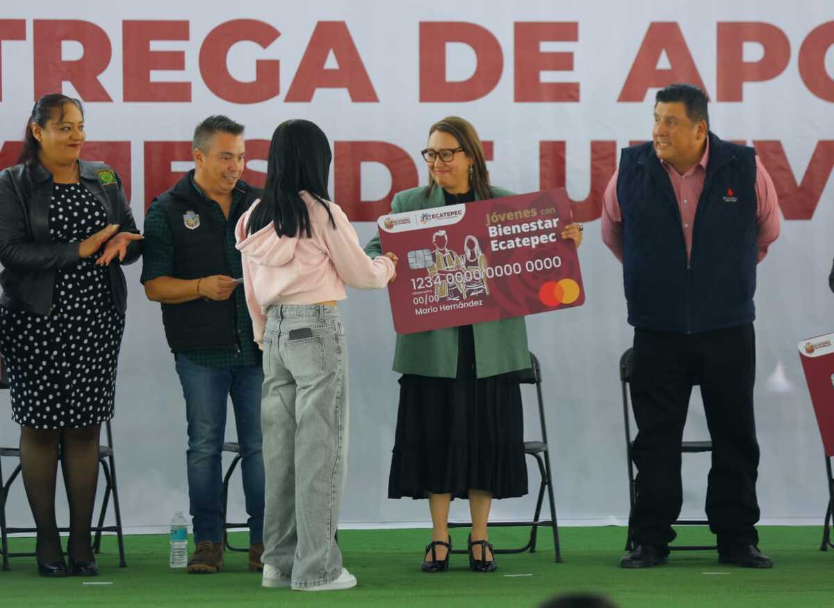 Azucena Cisneros entrega becas a universitarios de Ecatepec para apoyar con transporte y evitar la deserción escolar | Especial