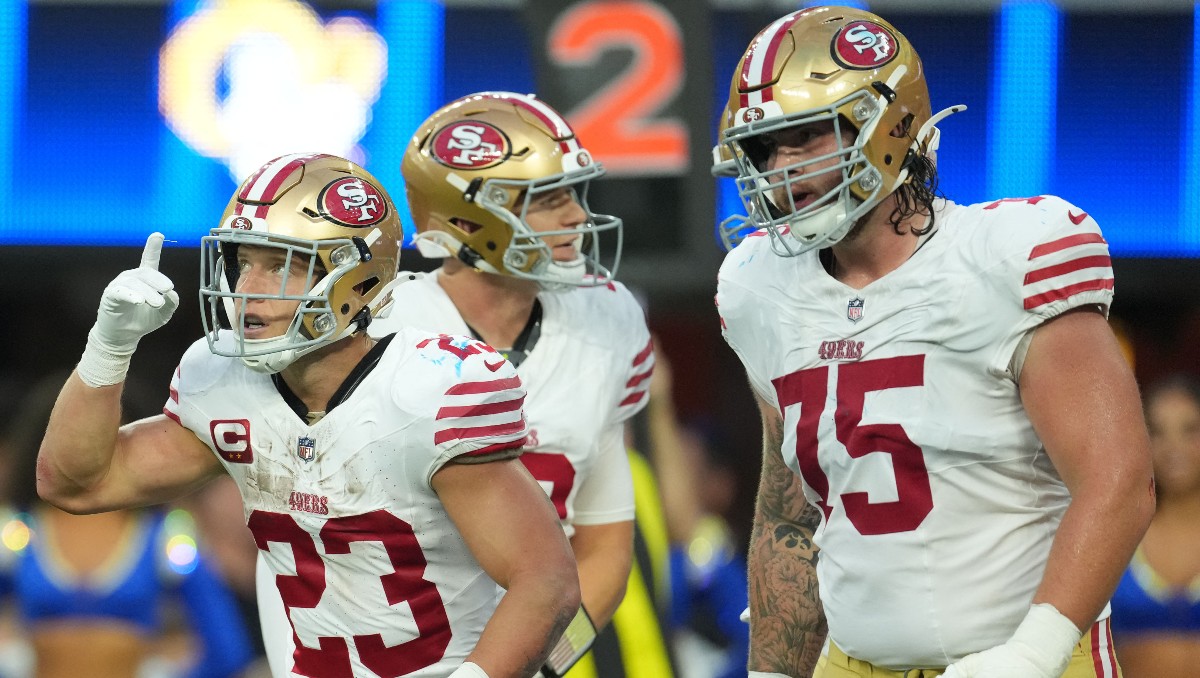 Christian McCaffrey celebra un touchdown en el partido 49ers vs Rams (Reuters)