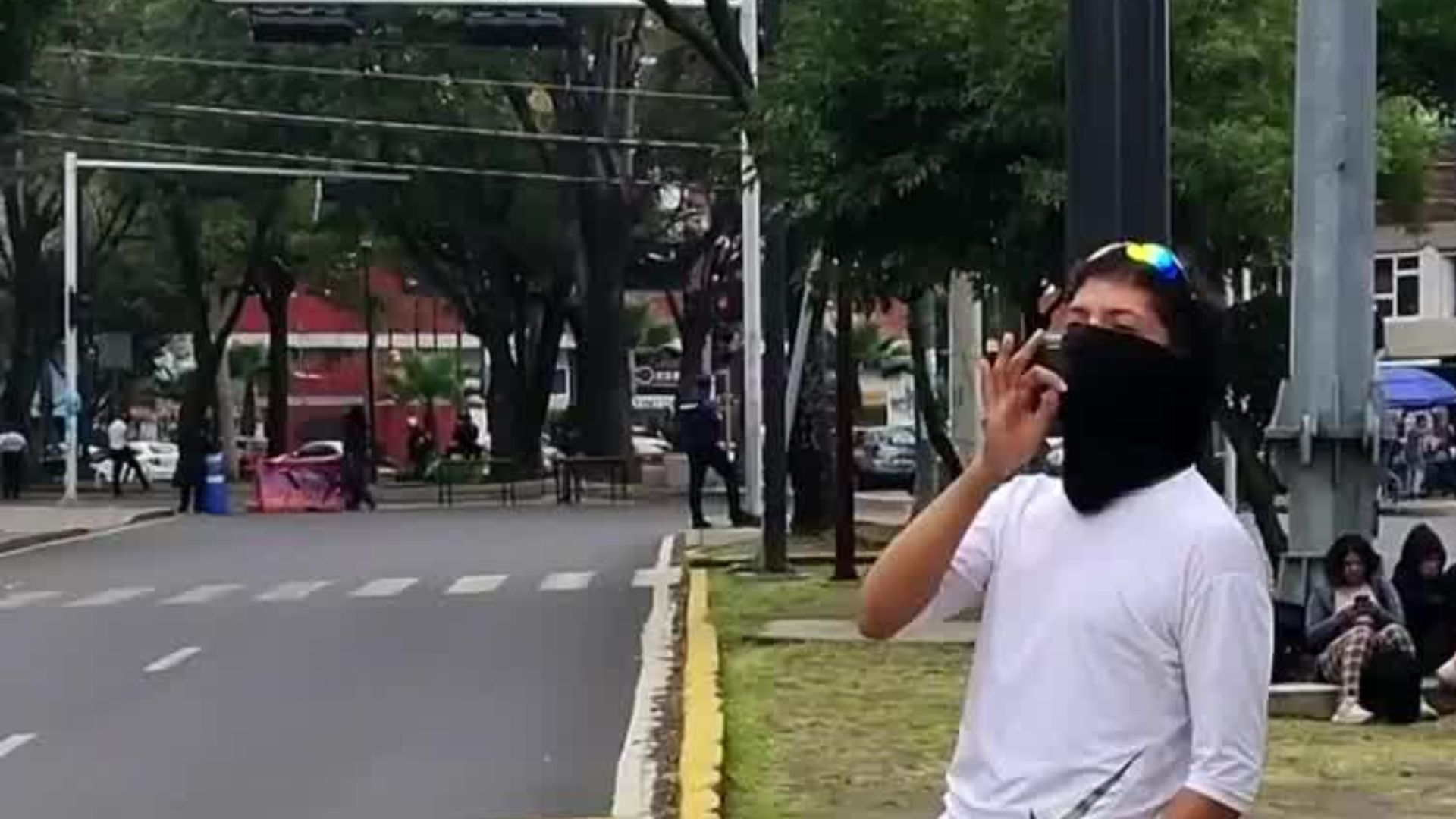 En la Ciudad de México, encapuchados cerraron el tránsito en la Calzada del Hueso
