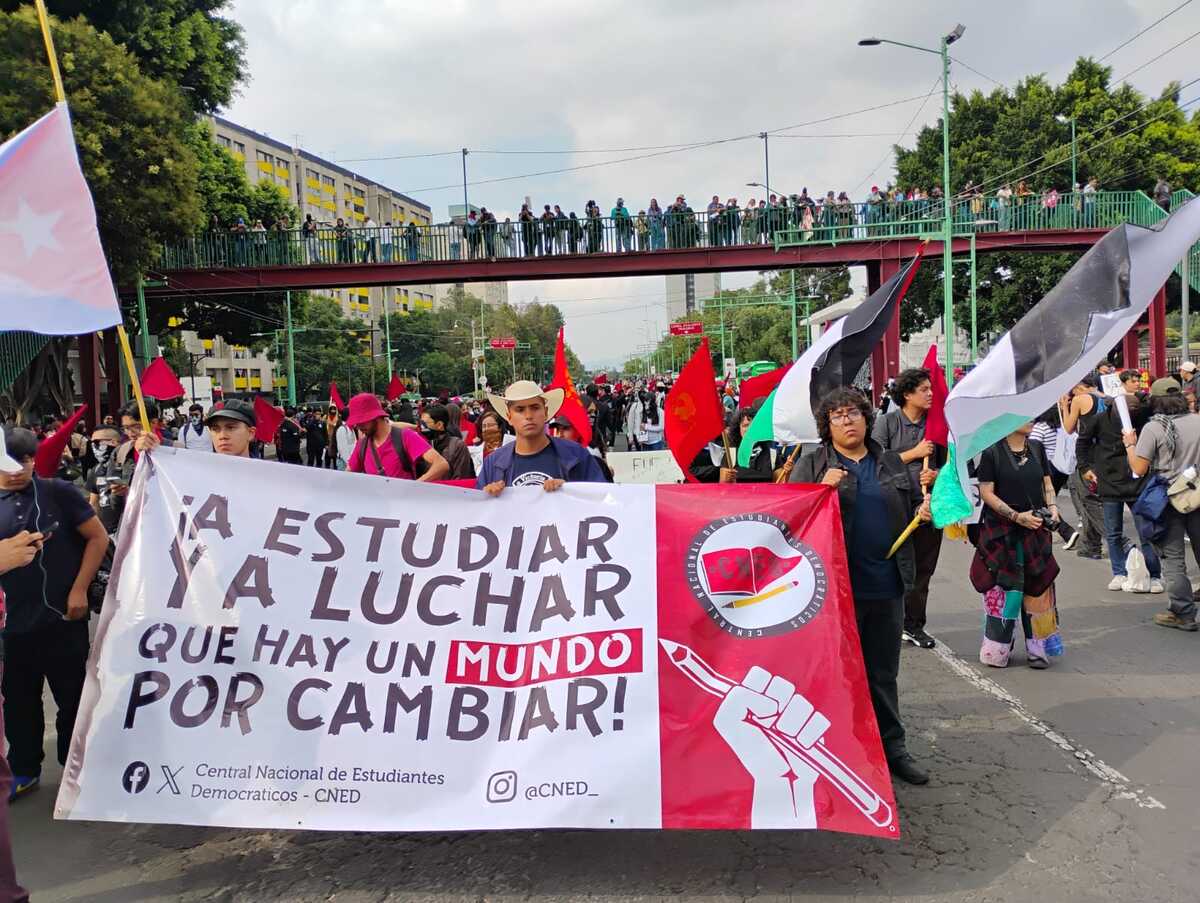 Contingentes se reúnen minutos antes de la marcha. (Foto: Javier Ríos)