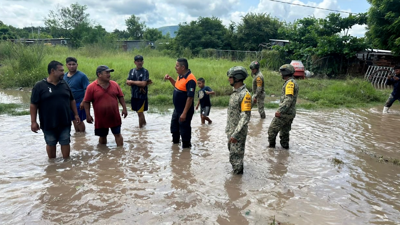 Defensa rescata a 164 personas tras inundaciones en Michoacán