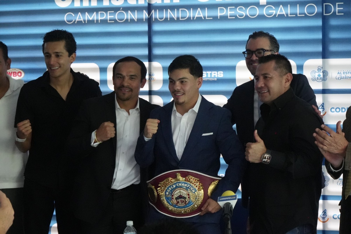 Divino', Márquez y Barrera acompañaron a 'Chispa' Medina en la entrega oficial de su cinturón mundial. (Cortesía)