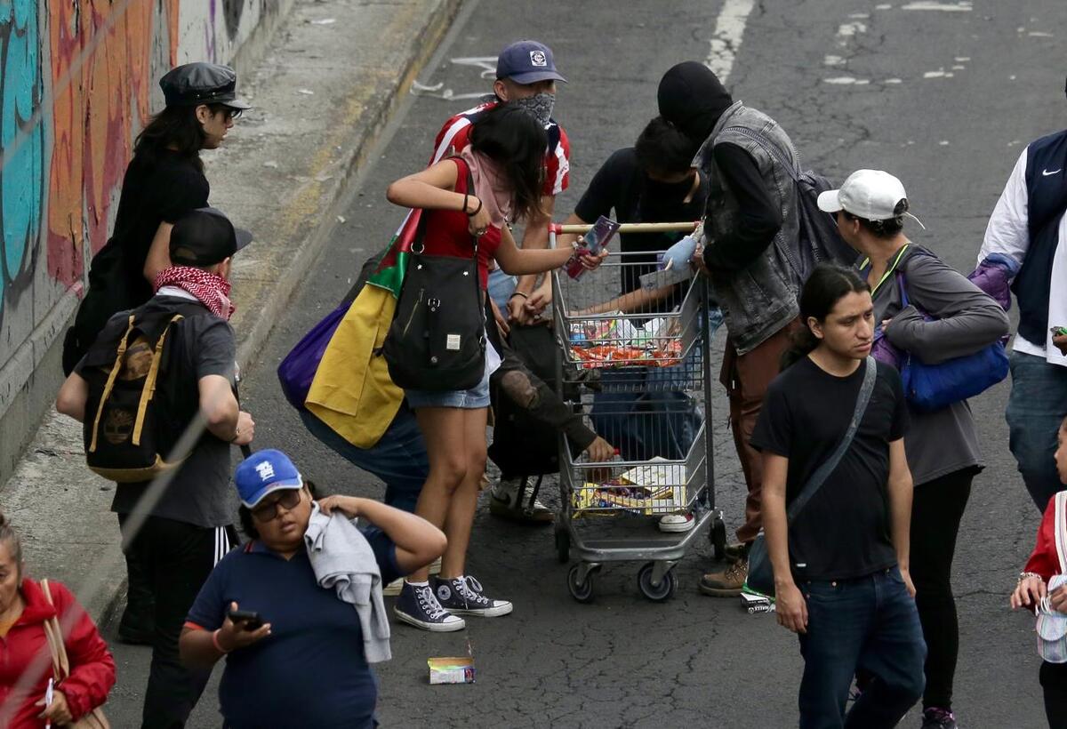 Los encapuchados realizaron saqueos a tiendas de conveniencia. | Ariel Ojeda