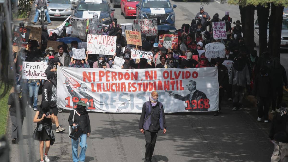 Estudiantes en Toluca marchan por matanza de 1968 en Tlatelolco. Foto: (Tania Contreras)