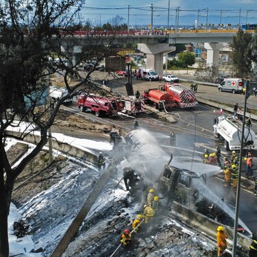 La explosión de una pipa en Iztapalapa afectó a más de 90 personas. | AFP