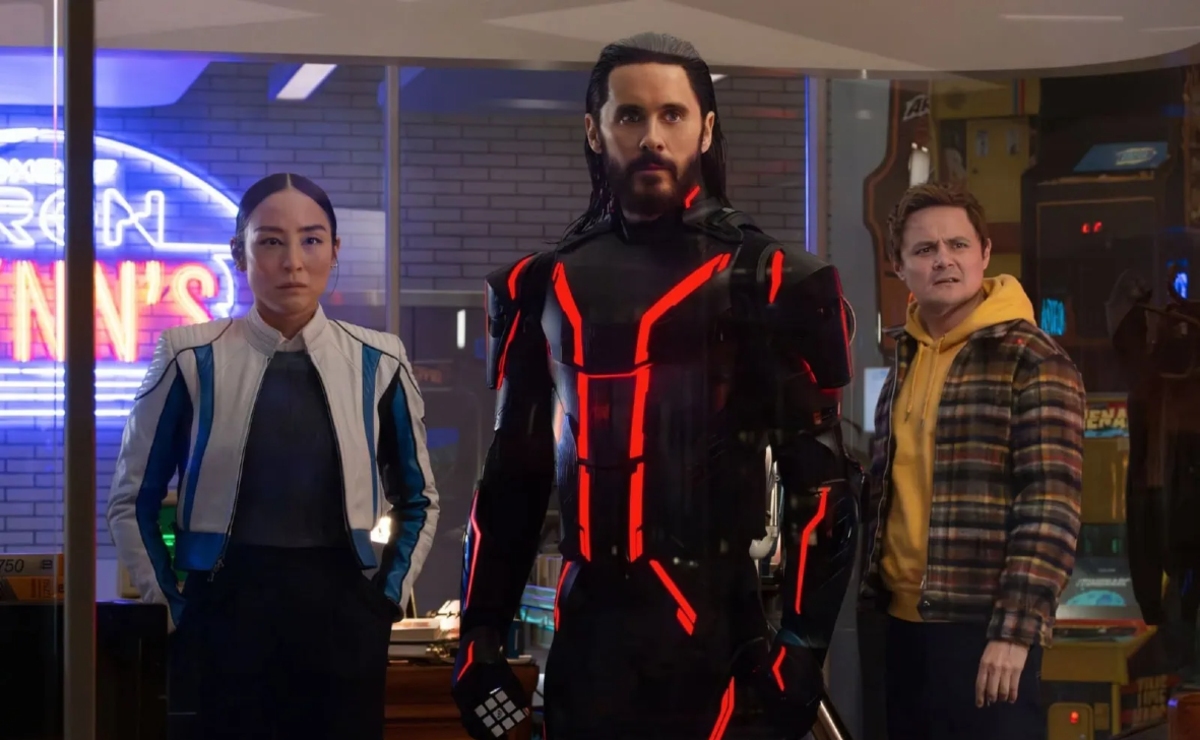 Greta Lee, Jared Leto y Arturo Castro en ‘Tron: Ares’. (IMDb)
