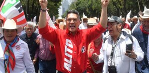 Alejandro Moreno Cárdenas, presidente del PRI, durante marcha en CdMx